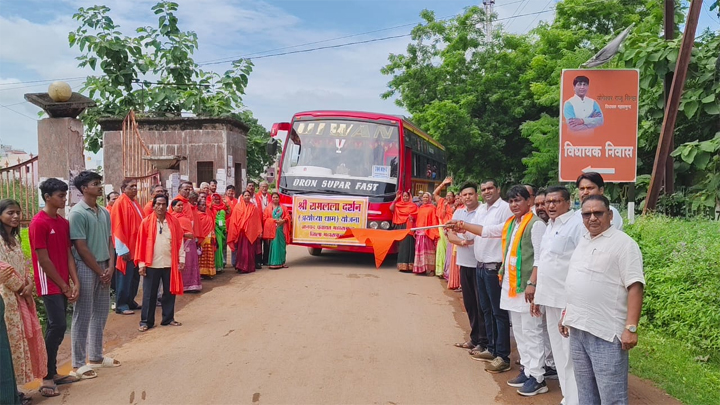 महासमुंद : विधायक श्री योगेश्वर राजू सिन्हा ने श्री राम लाल दर्शन अयोध्या धाम के तीर्थ यात्री बस को हरी झंडी दिखाकर किया रवाना